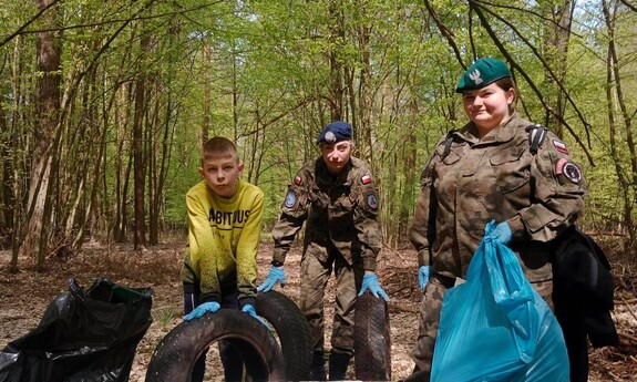 Uczniowie ALO włączyli się do sprzątania lasu